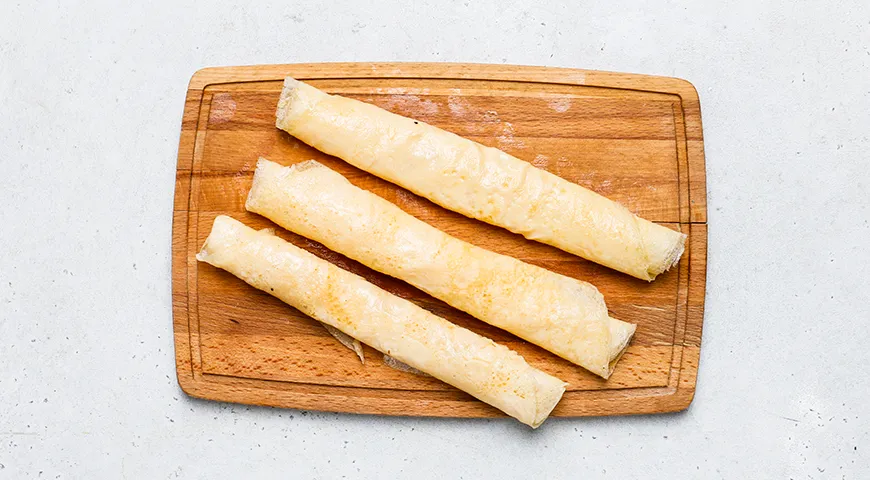 Салат с крабовыми палочками, сыром и яичными блинчиками