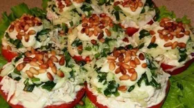 Салат-закуска с курицей, томатами и кедровыми орешками