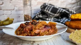 Тушеная капуста с мясом в казане