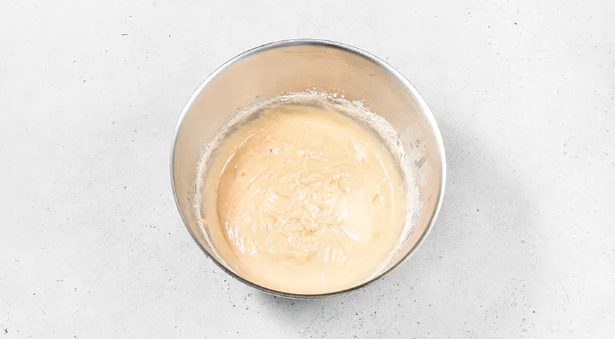 Заливной пирог на кефире с яблоками