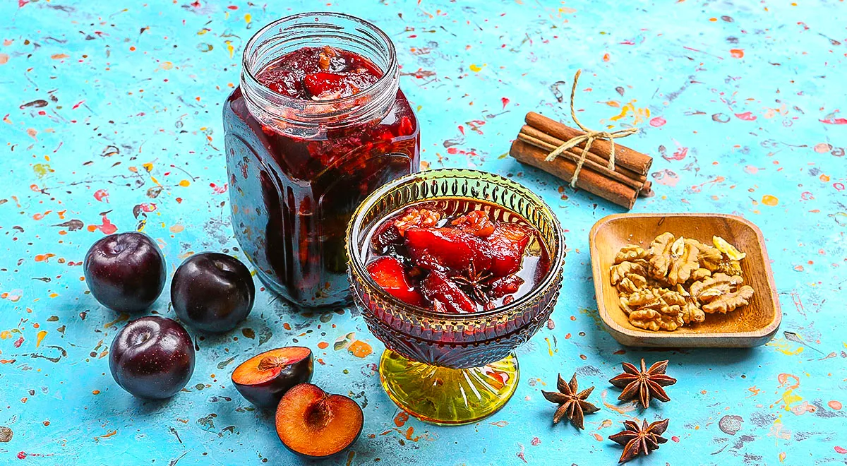 Пряное сливовое варенье с орехами