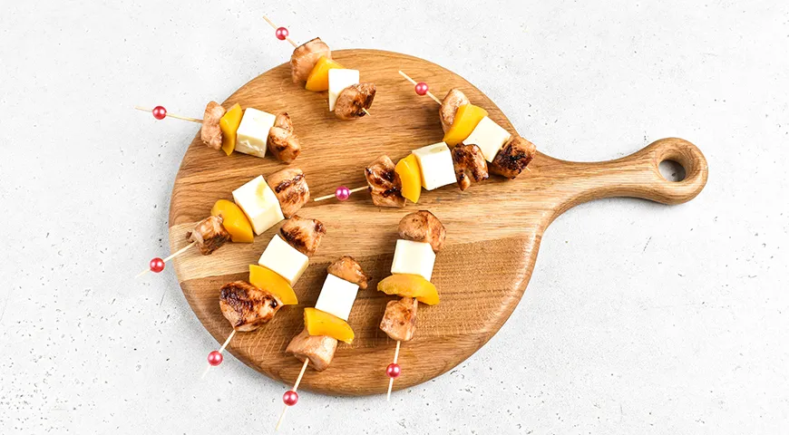 Канапе с курицей на шпажках