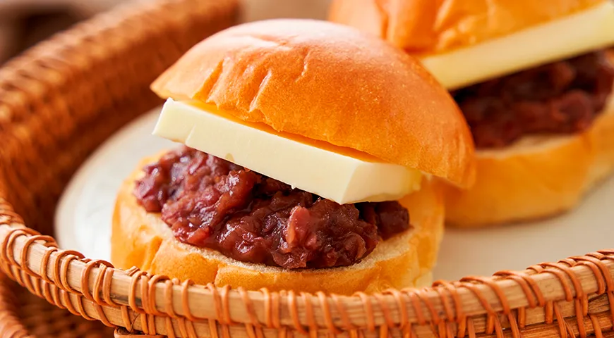 Японский сэндвич со сладкой пастой из вареной красной фасоли и маслом