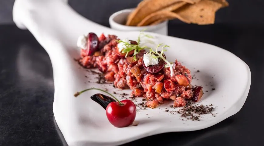 Тартар из говядины с сыром и черешней