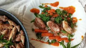 Филе бедра курицы с абрикосовым соусом и крапивным акцентом