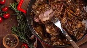 Почему мясо получается жестким: частые ошибки при жарке, тушении и запекании и способы их исправить