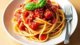 Паста с томатным соусом и базиликом