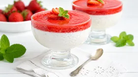 Кефирное желе с клубникой