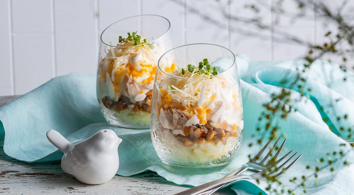 Слоеный салат с курицей, грибами и картофелем