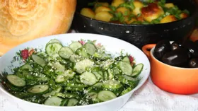 Пряный салат с огурцом, лаймом и кунжутом