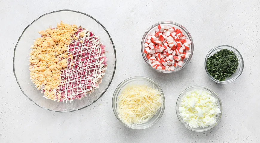 Слоеный салат с тунцом и крабовыми палочками