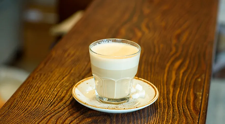 Качественный арахисовый раф имеет однородную кремовую консистенцию, плотную мелкопористую пенку и равномерный бежевый цвет