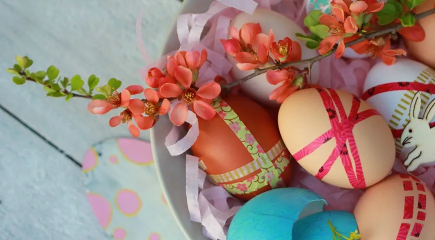 Декор цветным скотчем — одна из самых простых техник, которая к тому же не пачкает руки