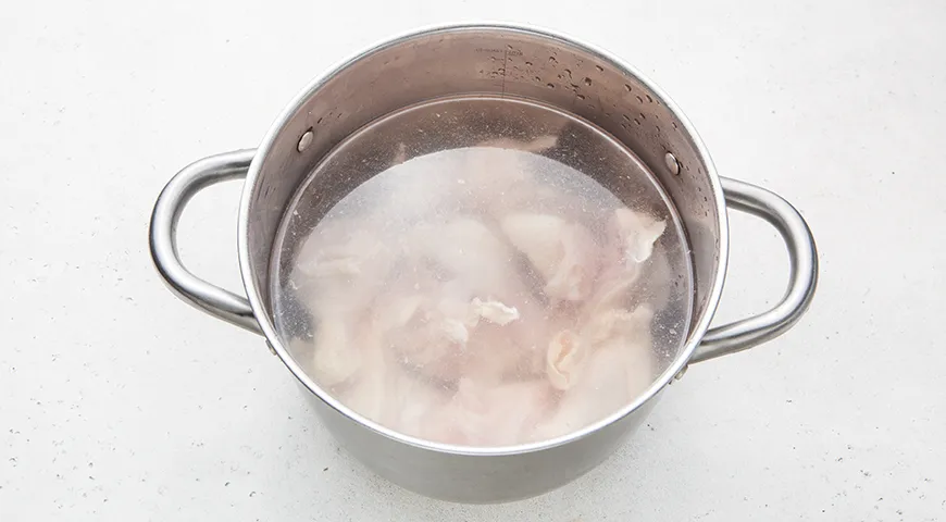 Томатный суп с курицей, консервированной фасолью и овощами