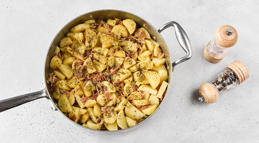 Картошка, тушенная с беконом и сметаной