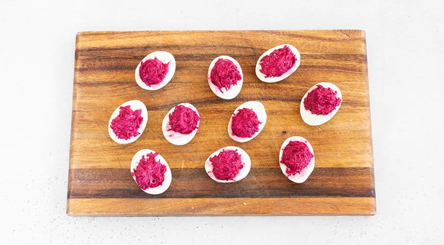 Яйца, фаршированные свеклой и сельдью