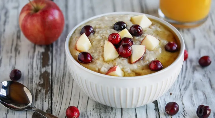 Овсянка, яблоки, ягоды содержат много клетчатки, которая связывает и выводит токсины из ЖКТ