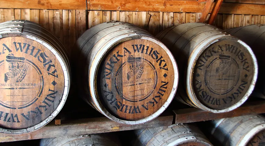 Японский виски выдерживают в деревянных бочках не менее трех лет 