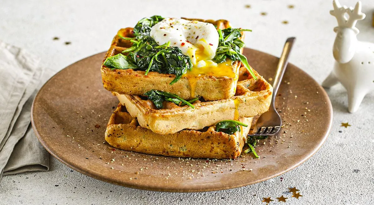 Рецепт сырных вафель со шпинатом и яйцом-пашот