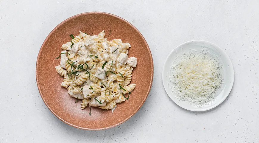 Макароны с курицей в сливочно-сырном соусе