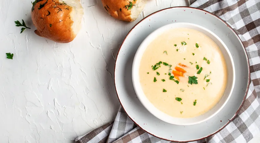 У супа из плавленых сырков характерный сливочный вкус и легкая консистенция. Но если добавить хлеб или крутоны, будет достаточно для сытного обеда