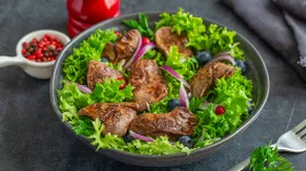 9 рецептов белковых салатов, которые сделают рацион разнообразнее