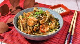 Фунчоза с морепродуктами и овощами