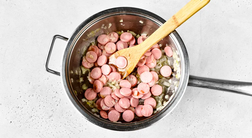 Рис с мексиканской смесью и сосисками на сковороде