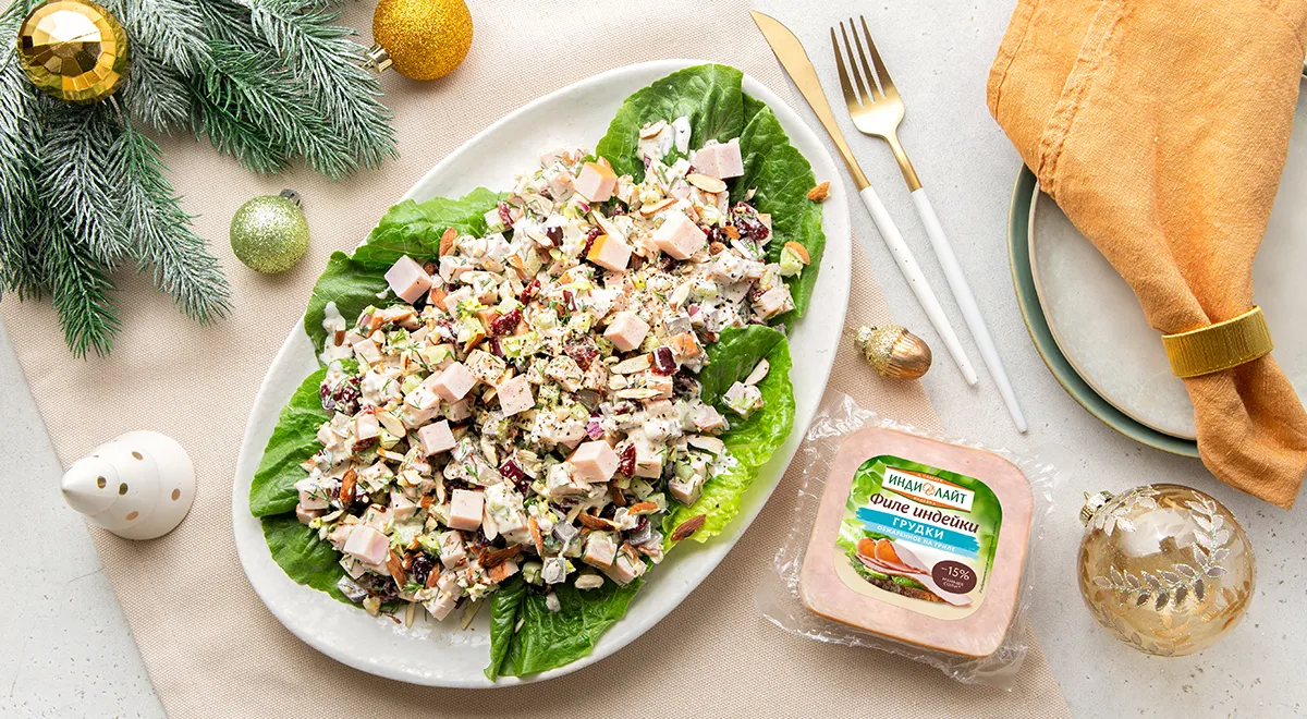 Салат с индейкой, вяленой клюквой и орехами 