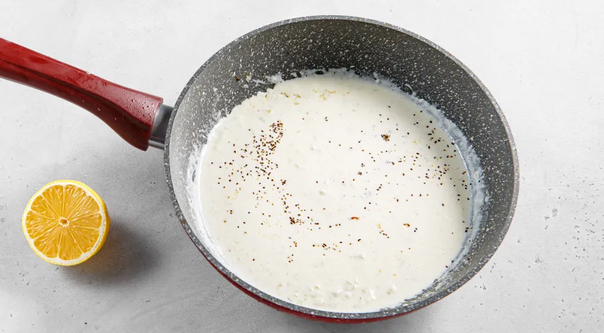 Курица с брокколи в сливочном соусе на сковороде