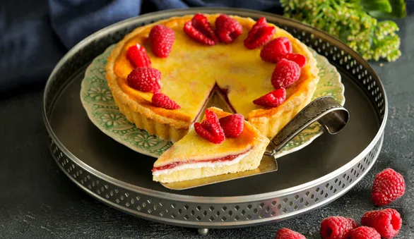 Песочный пирог с творогом и малиновым вареньем