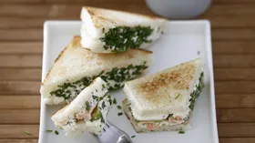 Сэндвичи с сыром, огурцами и копченым лососем