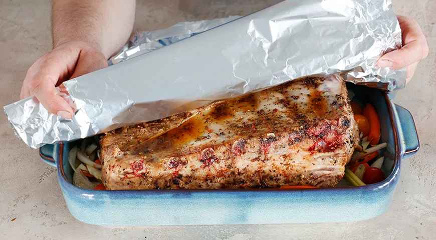 Если вы решили запекать мяса в форме, то выложите фольгой дно и закройте вторым куском фольги, прочно защипните, чтобы не осталось щелей