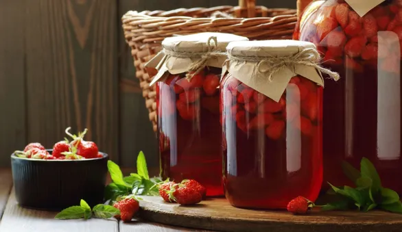Как сварить компот из варенья: какие банки подойдут, что добавить и как хранить напиток