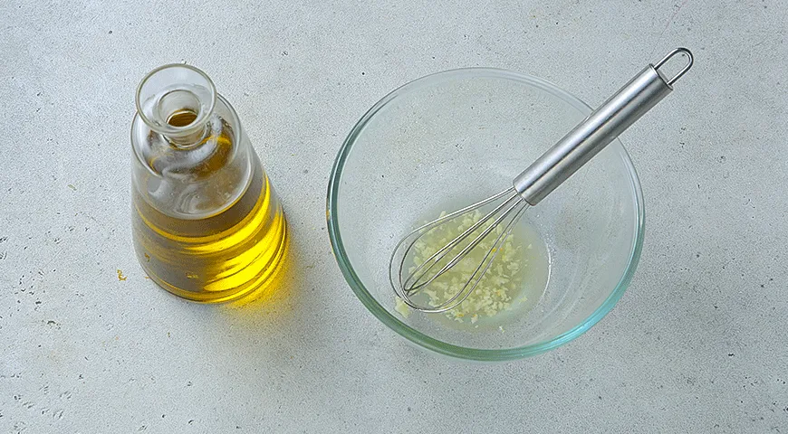 Теплый салат с хрустящей тыквой и колбасой