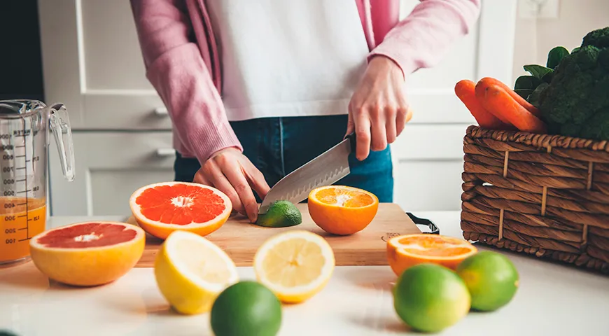 Цитрусовые содержат большое количество витамина С, благоприятно влияющего на работу сетчатки