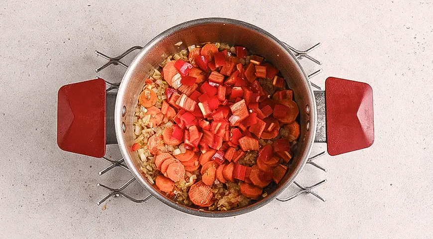 Овощной суп со шпикачками