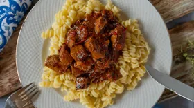 Гуляш из свинины в мультиварке