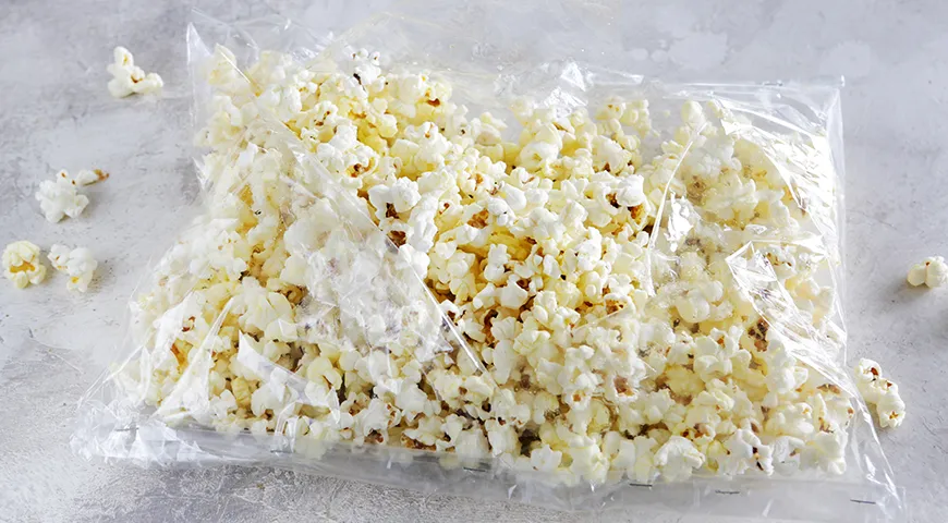 Когда зерна раздулись в пакете, а звук лопнувшего попкорна все реже – вынимайте и открывайте острожно. Пар очень горячий