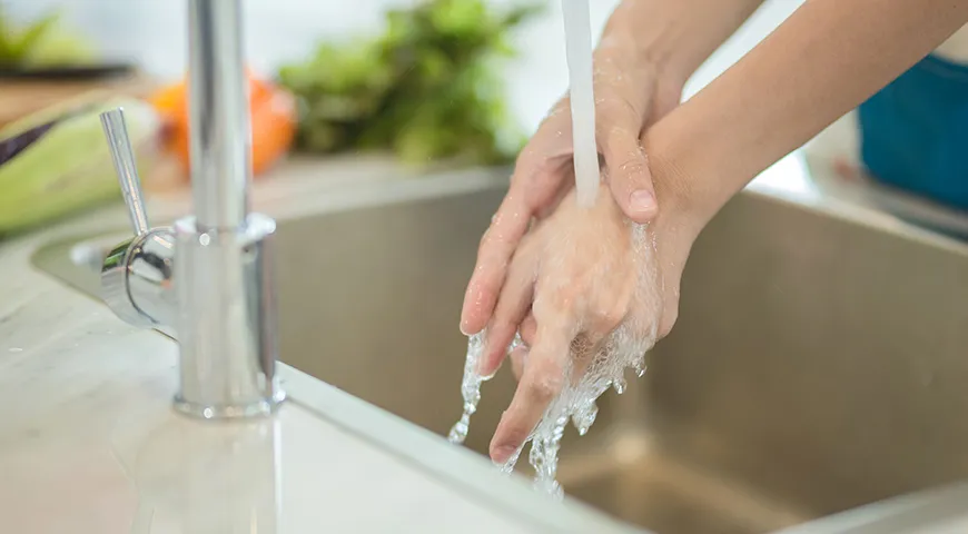 Мыть руки стоит всегда: это нейтрализует вредные бактерии