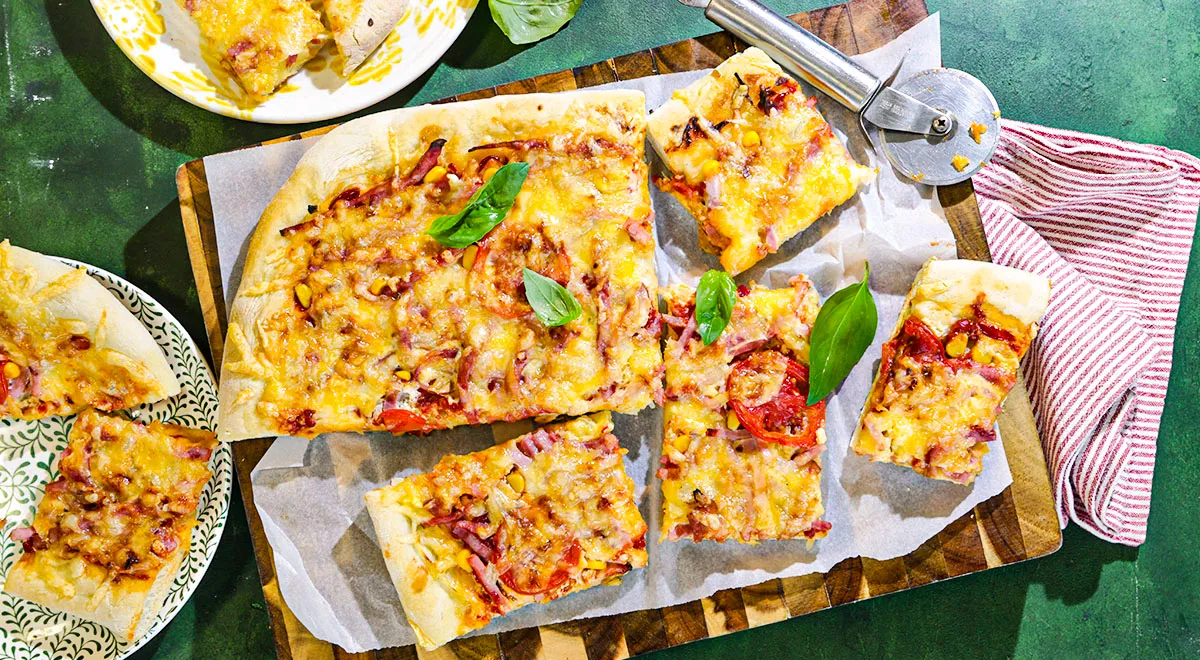 Рецепт пиццы с консервированной сладкой кукурузой и колбасой