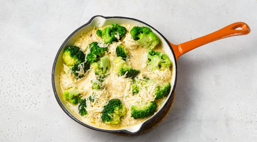 Брокколи с яйцом и сыром на сковороде