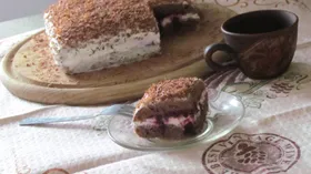 Домашний бисквитный пирог с ягодами
