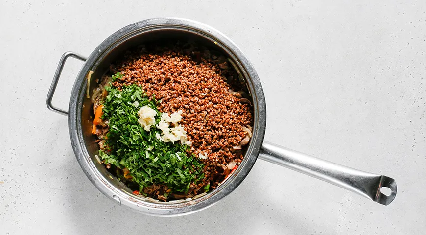 Гречка с куриными желудочками на сковороде