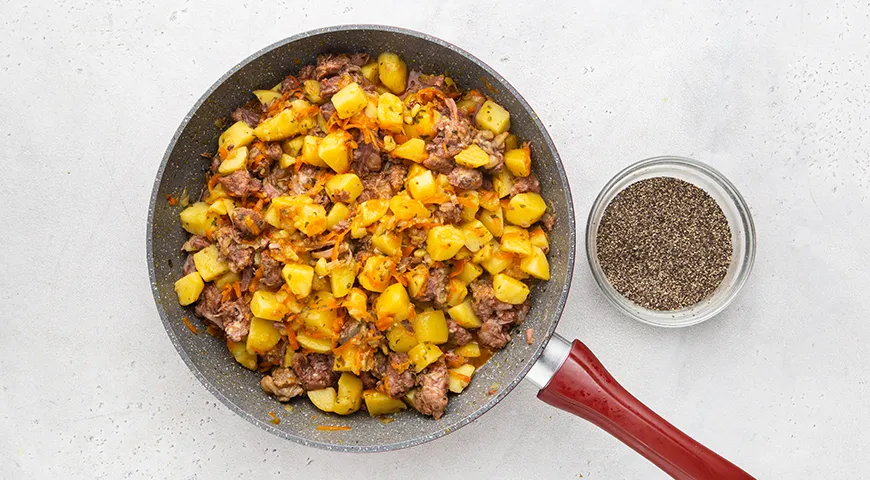 Тушеная картошка с тушенкой