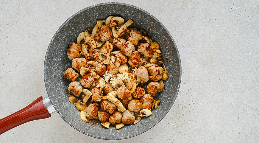 Строганов из колбасок с пастой