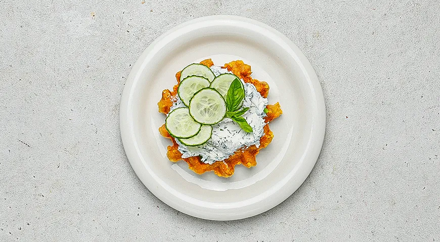 Чафли с творожным сыром, огурцом и зеленью