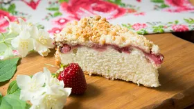 Пирог с клубникой и шампанским