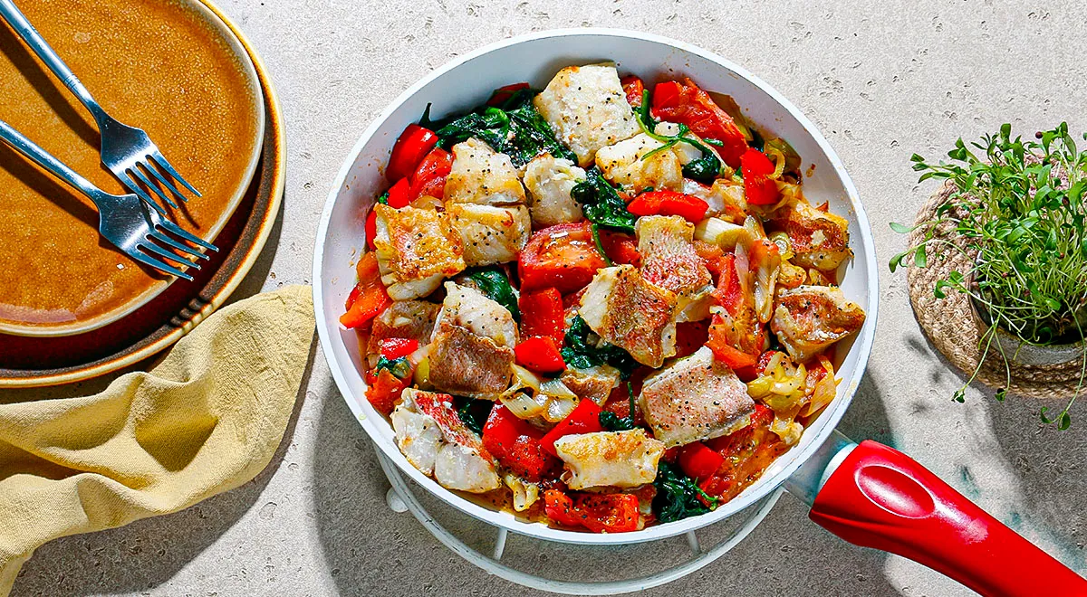 Рецепт морского окуня с овощами на сковороде (можно приготовить чехонь)