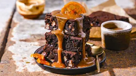 Брауни из яблок и фиников